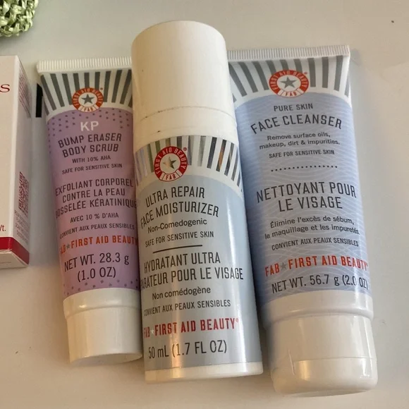 New Carolina Herrera Goodgirl tote + 6 clarins beauty & 3 Firstaid beauty & bag - Picture 5 of 10